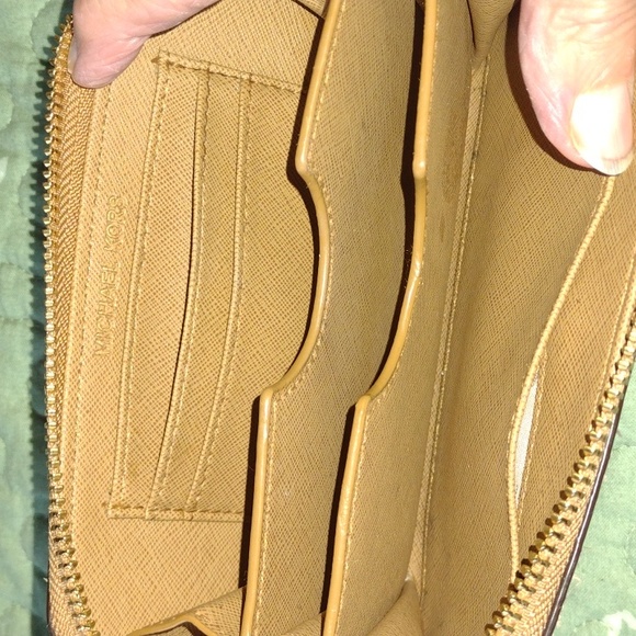 SOLD!!!  Michael Kors Snakeskin Wristlet/Wallet EUC - Picture 6 of 9